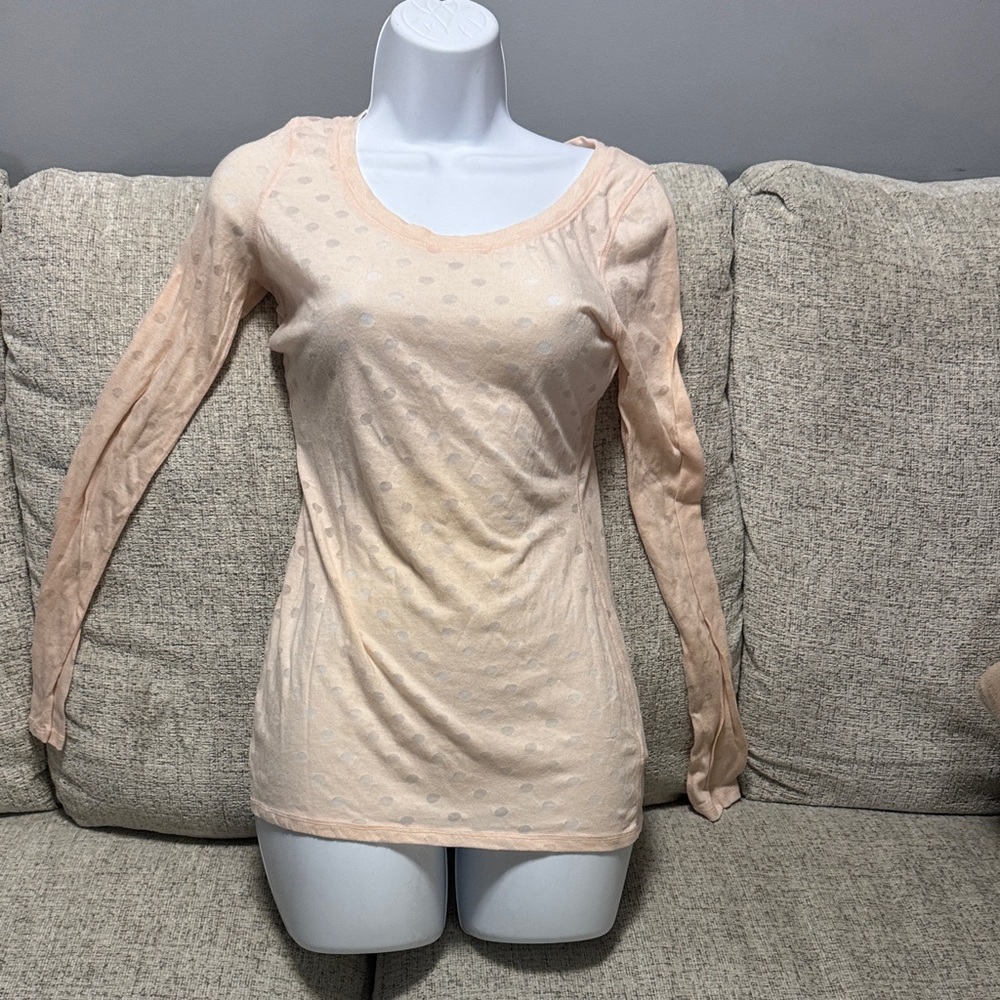 Express Long-Sleeve Scoop Neck Top in Light Peach